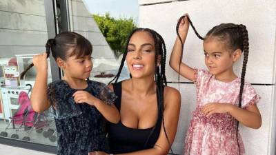 Georgina Rodríguez y sus hijas.