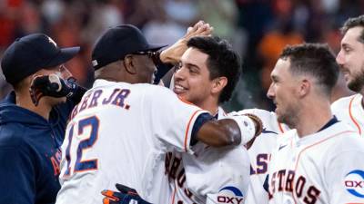 Dusty Baker, mánager de los Astros de Houston, está contento con el trabajo de Mauricio Dubón.
