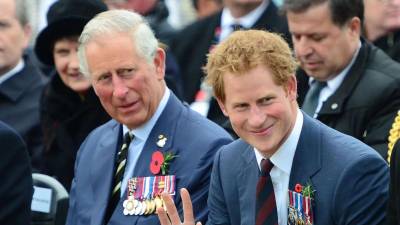 El rey Carlos III y su hijo el príncipe Harry.