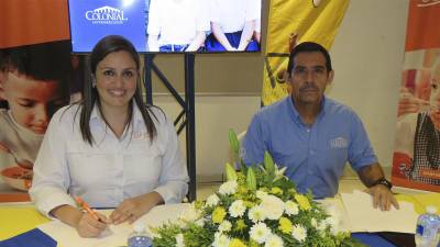 Manuel Madrid de Supermercados Colonial y Vanessa Caballero del Banco de Alimentos de Honduras firmaron el convenio.