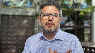 El escritor hondureño Juan Pablo Carías posa durante una entrevista con EFE, este martes en Tegucigalpa.