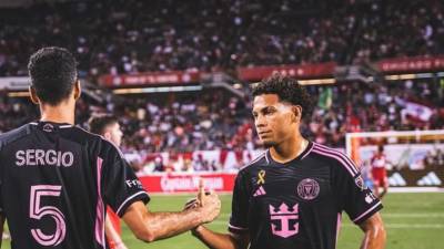 David Ruiz junto al centrocampista español Sergio Busquets.