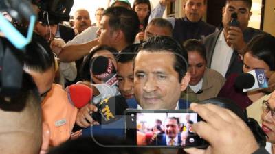 La comisión especial del Congreso Nacional inició este lunes el proceso de juicio político contra el consejero del Consejo Nacional Electoral (CNE), Marlon Ochoa, así como contra los magistrados del Tribunal de Justicia Electoral (TJE) Mario Morazán, Lourdes Mejía y Gabriel Gutiérrez.