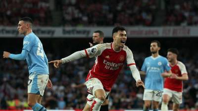 Gabriel Martinelli celebrando su gol que le dio la victoria al Arsenal sobre el Manchester City.