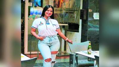 Karina Morel durante una sesión de fotografías para promocionar su restaurante; “El Saborcito Hondureño” está ubicado en la calle Rodríguez de Cepeda, Valencia, España.