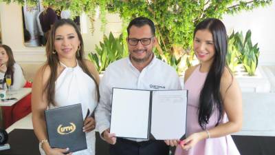 Autoridades de UTH e Incanta durante la firma del acuerdo en las instalaciones de Incanta, en el Boulevard Mackay.