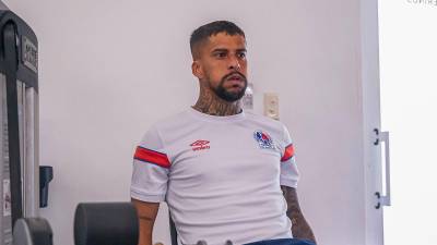 Gabriel Araújo mantiene una lucha férrea por la titularidad en la banda izquierda.