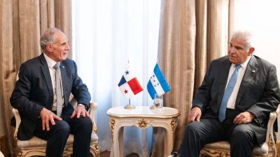 Los presidentes de Panamá, José Raúl Mulino, y de Honduras, Nasry Asfura, durante la reunión bilateral en el Palacio de Las Garzas.