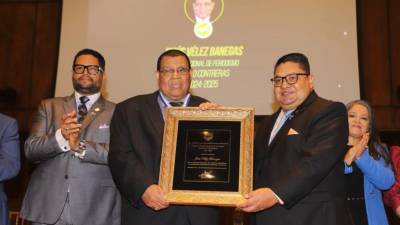 Jesús Vélez Banegas al recibir el premio Álvaro Contreras.