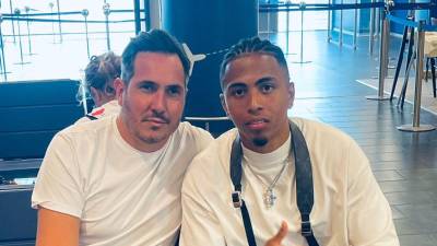 Rigoberto Rivas junto a su representante en el aeropuerto para tomar el vuelo hacia Turquía.