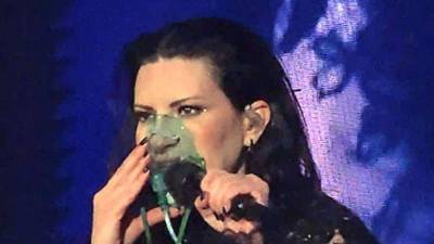 Laura Pausini, tuvo que ser atendida de manera inmediata por parte de su equipo de trabajo ya que presentó complicaciones para respirar y por lo mismo, le costó trabajo cantar, por lo que pidió ayuda de oxígeno, como era de esperar las imágenes se viralizaron y causaron preocupación entre los fanáticos de la intérprete de temas como “Se fue”.
