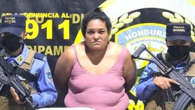 Momentos de la captura de Alias “La Mole”, acusada de intimidar y amenazar a propietarios de pequeños negocios y operarios del sector transporte.