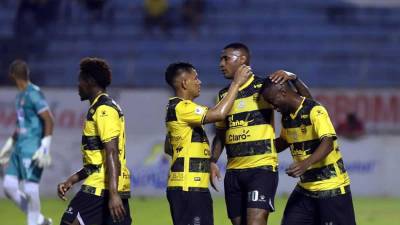 Los jugadores del Real España celebrando el gol de Darixon Vuelto contra el Vida.