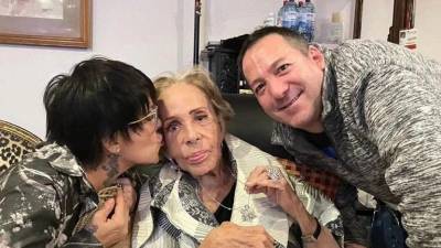 La actriz Silvia Pinal junto a sus hijos.