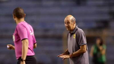 Miguel Falero le hace un reclamo al cuarto árbitro del partido.