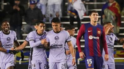 Jugadores del América celebrando uno de los tres goles anotados en la victoria ante Barcelona.