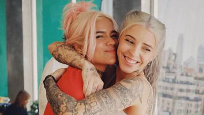 Las cantantes Karol G y Young Miko.