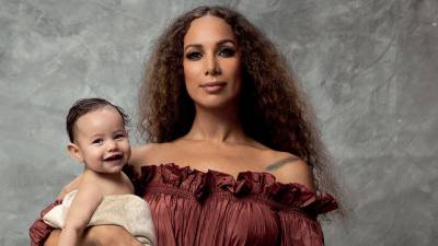 Leona Lewis, de 38 años, dio a luz el 22 de julio del año pasado a su primer hijo con su esposo, el director creativo y coreógrafo Dennis Jauch. En la imagen posan para la revista Vogue.