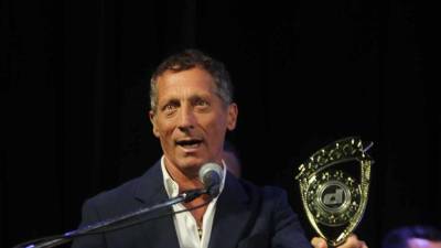 Pedro Troglio en el momento que recibía el Premio al mejor técnico DT del 2023.