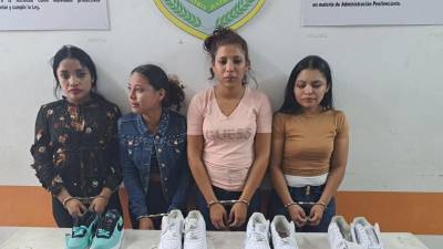 Las cuatro jóvenes fueron presentadas con las pruebas que las incriminan.