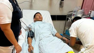 Shin Fujiyama siendo atendido por personal médico en México.