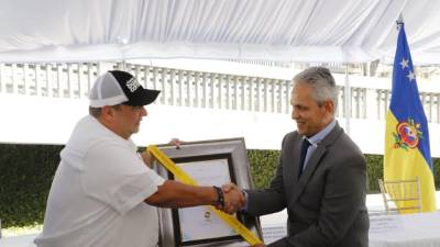 Momento donde el alcalde Jorge Aldana le obsequiaba una placa al seleccionador Reinaldo Rueda.