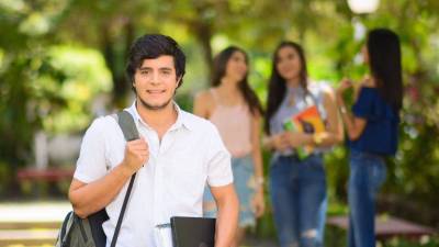 Estudiantes en el campus universitario de USAP.