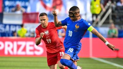 Mbappé jugó el partido frente a Polonia con una máscara.