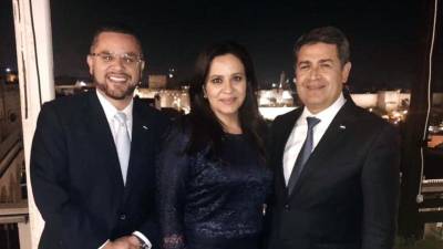 David Chávez junto a Juan Orlando Hernández y Ana García de Hernández.