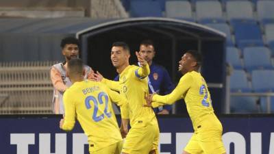 Cristiano Ronaldo celebrando su golazo junto a los compañeros del Al Nassr.
