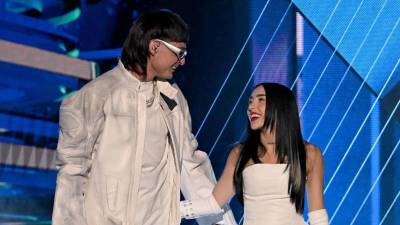 Los cantantes Peso Pluma y Nicki Nicole.