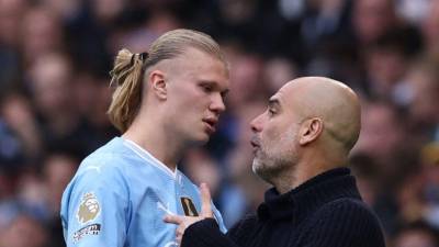 Pep Guardiola entrena a Haaland en el Manchester City. En el último juego el goleador salió molesto por ser reemplazado.