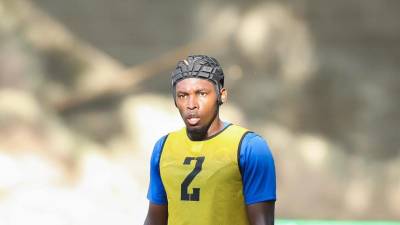 Alberth Elis ha estado entrenando con Panteras FC con un casco protector.