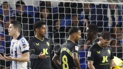 Choco Lozano siendo felicitado por sus compañeros del Almería luego de que le cometieron una falta penal.