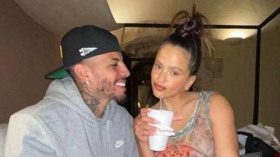 Los ex prometidos Rosalía y Raw Alejandro.