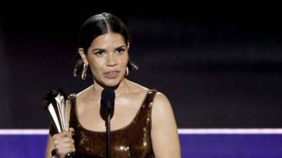 La actriz America Ferrera recibiendo su premio SeeHer.