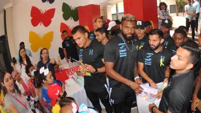 Jorge Álvarez, Benguché, Edwin Rodríguez y Denil Maldonado en el momento que entregaban obsequios.