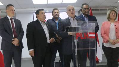 Fotografía de archivo muestra a varios diputados y al presidente del Partido Liberal, Yani Rosenthal.