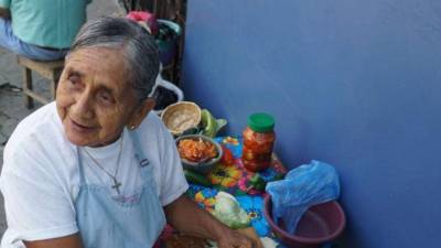 Doña María es muy popular en el Barrio Guamilito con sus pastelitos de maíz.