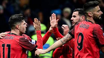Pulisic siendo felicitado tras anotar el único gol en el AC Milan vs Sassuolo.