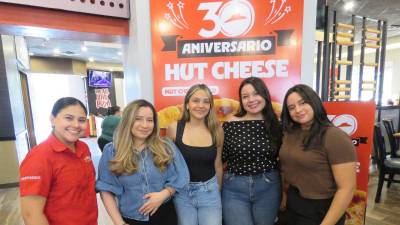 El equipo de Grupo Comidas durante la celebración de los 30 años de la Hut Cheese en Pizza Hut Boulevard Morazán.