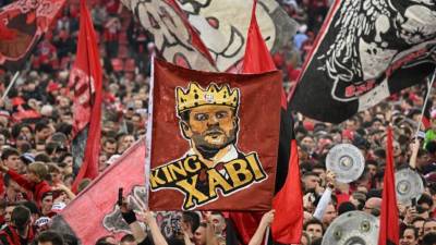 Aficionados del Leverkusen con una manta especial para Xabi Alonso.