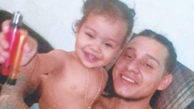 El joven y todos sus hermanos emigraron tras la muerte de su padre, los amenazaron de muerte.