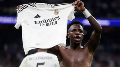 Vinicius se quitó la camiseta y la mostró a la afición del Real Madrid en el estadio Santiago Bernabéu tras marcar su segundo gol contra el Borussia Dortmund.