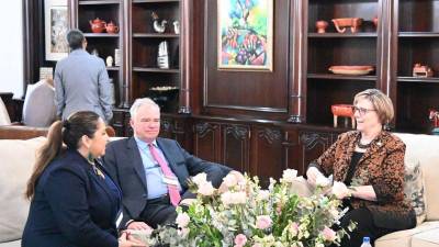 Embajadora Laura Dogu en reunión con la presidenta Xiomara Castro en Casa Presidencial en Tegucigalpa.