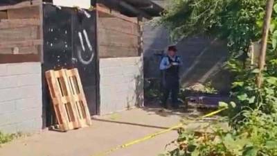 Un hombre murió y una mujer resultó gravemente herida luego de que un sujeto presuntamente atacara a ambos tras sorprender a su amigo con su pareja en una situación íntima. El hecho ocurrió en el sector El Playón, en San Pedro Sula, y es investigado por la Policía Nacional.