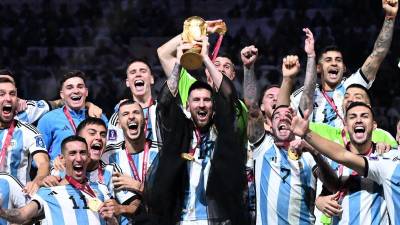 Messi alzando la Copa del Mundo conquistada en diciembre del 2022.