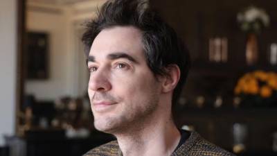 El actor francés Arnaud Denis, conocido por algunos importantes papeles en el teatro, murió este martes tras recibir la eutanasia en Bélgica, donde acudió tras años de sufrimiento que él atribuía a una prótesis que le fue implantada a finales de 2023.