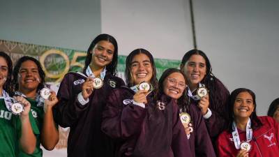 El equipo de relevos femenino del Sagrado Corazón recibe la presea de oro tras ganar el 4x200 estilo libre.