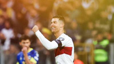 Cristiano Ronaldo celebrando uno de los dos goles que marcó ante Bosnia Herzegovina